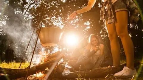 Kociołek do ogniska. Co można w nim ugotować? Poznaj dania i przepisy