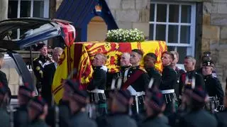 Trumna z ciałem Elżbiety II przeniesiona do Katedry w Edynburgu