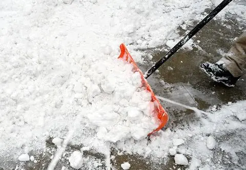 Posmaruj łopatę smalcem i zobacz, co się wydarzy. Odtąd odśnieżanie będzie radością