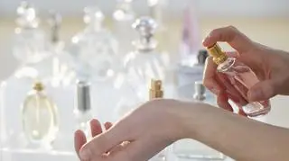 Otul się zapachem na wiele godzin. Jak przedłużyć trwałość perfum?