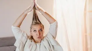 Szamponetka – jak działa na włosy i jak jej używać, by przyniosła oczekiwany efekt?