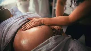 Kobieta ciężarna podczas masażu
