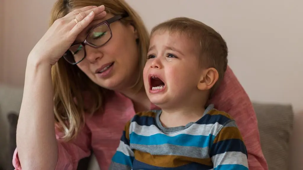 Patrzę na zegarek, zamiast bawić się z maluchem. Jak pokonać macierzyńskie zmęczenie? "Może mieć pięćdziesiąt różnych podłoży"