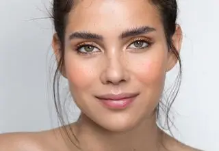 Ten makijażowy trend podbija sieć. Na czym polega "efekt wampira"?