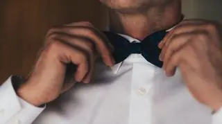 mężczyzna zakłada muchę