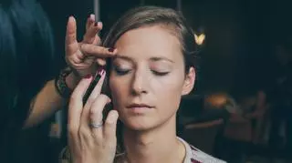 Makijażystka radzi, jak malować opadającą powiekę