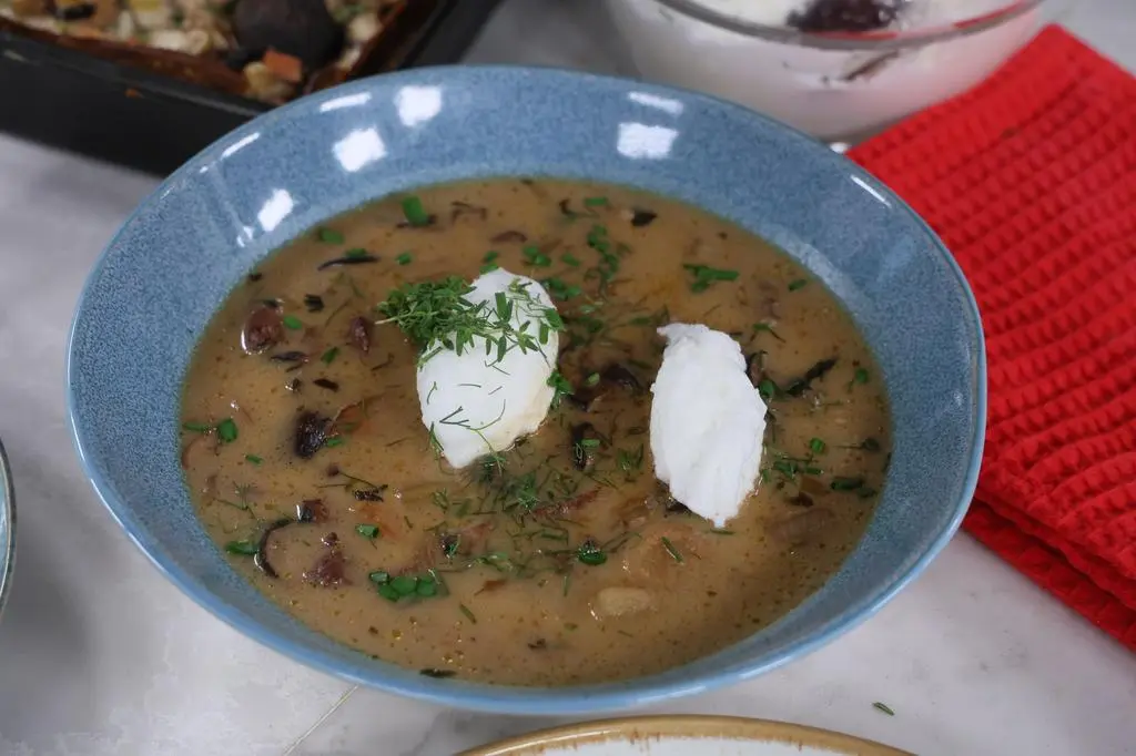 Zupa grzybowa z białą kiełbasą