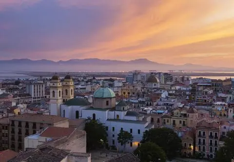 Najważniejsze informacje o Cagliari – lotnisko, port, klimat i komunikacja miejska