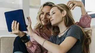 Ubezpieczenie od hejtu w Internecie. Na jakie świadczenia mogą liczyć rodzice, którzy zdecydowali się wykupić taką polisę?