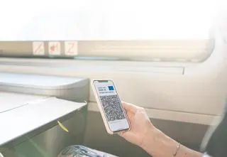 Jak długo będą ważne certyfikaty covidowe? Jaka jest różnica między paszportem po szczepieniu a po przebyciu choroby?