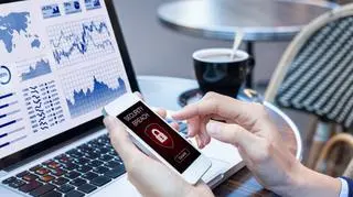 Osoba sprawdzająca zabezpieczenie na telefonie