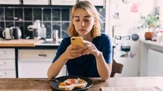 Osoba pisząca na telefonie