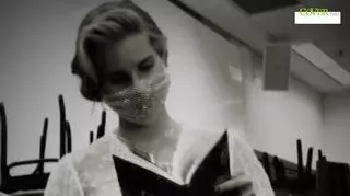 Lana Del Rey patrząca w książkę