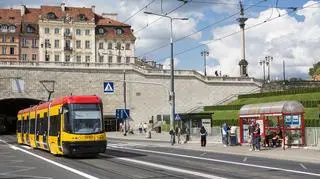 Tramwaj wyjeżdżający z tunelu