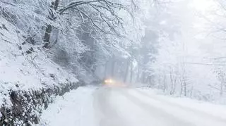 Niż Brygida przyniósł intensywne opady śniegu. "Warunki na drogach mogą być bardzo trudne"