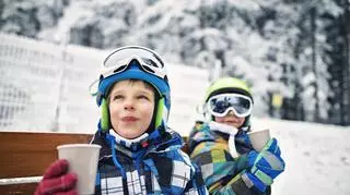 Dzieci na stoku w kaskach narciarskich