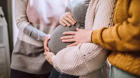 54-latka urodziła własnego wnuka. "Mama i ja jesteśmy bardzo blisko"