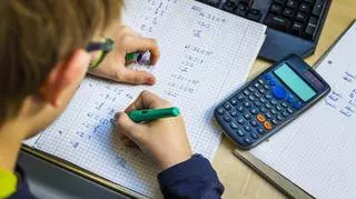 Uczeń robiący zadanie matematyczne
