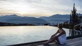 Kobieta w ręczniku siedząca przy basenie w Tatrach