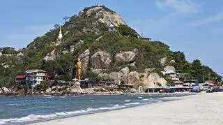 Malowniczy krajobraz przestawiający plażę, ocen i górzyste tereny Hua Hin w Tajlandii