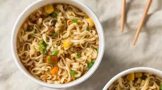 Domowa zupka chińska - jak ją zrobić? Sprawdź prosty przepis na zdrowszą wersję zupy instant