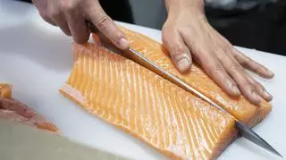 Jak szybko pozbyć się ości z ryby? Te sposoby ułatwią ci gotowanie