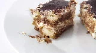 Ciasto orzechowe na talerzu 