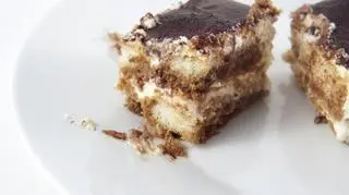 Ciasto orzechowe na talerzu 