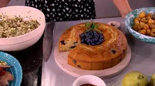 Ciasto maślankowe z borówkami i białą czekoladą – przepis Mariety Mareckiej