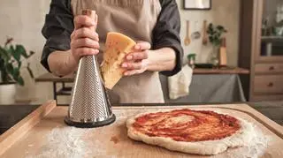 Dlaczego ciasto na pizzę nie wychodzi? Sprawdź, czy nie popełniasz tych błędów