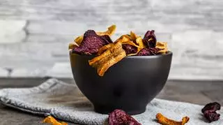 Jak zrobić domowe chipsy z różnych warzyw? Poznaj przepisy na chipsy z piekarnika, mikrofali i robione na patelni