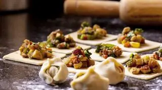 Jiaozi - tradycyjne chińskie pierożki. Przepisy i propozycje podania