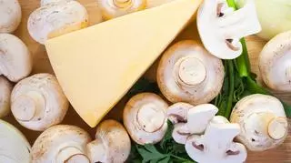 Domowy ser z grzybami. Przepis na jesienny specjał krok po kroku