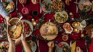 Stół zastawiony świątecznym jedzeniem