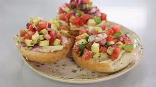 Grzanki z ogórkiem kiszonym i ricottą - prosty przepis Mikołaja Reya