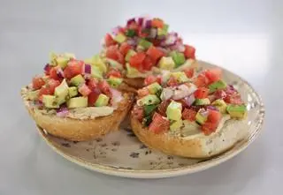 Grzanki z ogórkiem kiszonym i ricottą - prosty przepis Mikołaja Reya