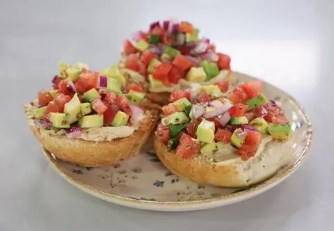 Grzanki z ogórkiem kiszonym i ricottą - prosty przepis Mikołaja Reya
