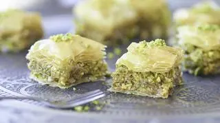 Baklawa - przepis. Skąd pochodzi ten deser i jak go przygotować? 