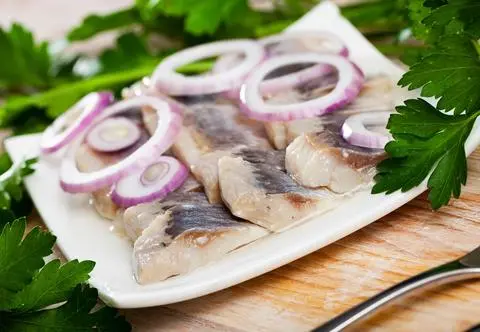 Śledzie na święta zrobiły się gorzkie? Skąd bierze się goryczka i jak się jej pozbyć?