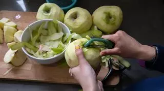 Obieranie jabłek