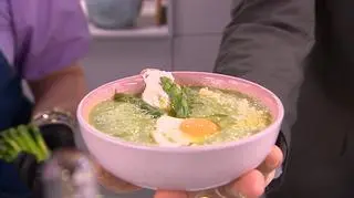 Krem szparagowy z serem ricotta i sadzonym jajkiem perliczki albo kurzym z przepisu Cristiny Catese