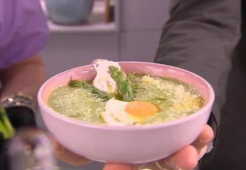 Krem szparagowy z serem ricotta i sadzonym jajkiem perliczki albo kurzym z przepisu Cristiny Catese