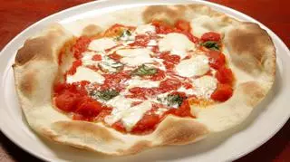 Włoska pizza podana na talerzu 