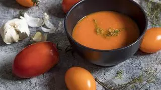 Jeszcze lepsza zupa pomidorowa? Sprawdź, co dodać, jeśli jest zbyt kwaśna