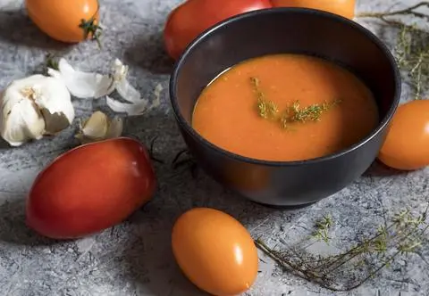 Jeszcze lepsza zupa pomidorowa? Sprawdź, co dodać, jeśli jest zbyt kwaśna