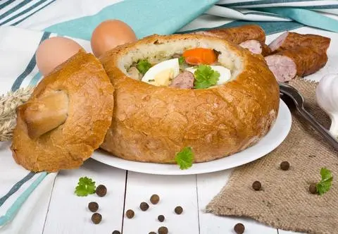 Jak podać żurek w chlebie? Poznaj sprawdzone sposoby