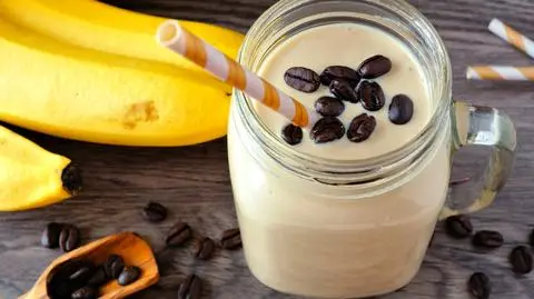 Proffee - następczyni bulletproof coffee. Czym jest kawa białkowa? Poznaj nasz przepis w wersji podstawowej i wegańskiej