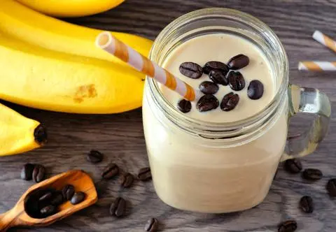 Proffee - następczyni bulletproof coffee. Czym jest kawa białkowa? Poznaj nasz przepis w wersji podstawowej i wegańskiej