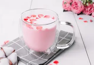Pink latte - różowa kawa, która bije rekordy popularności na TikToku. Jak ją przygotować?