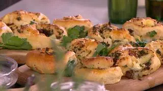 Zawijane drożdżowe bułeczki z farszem ziołowym i serem brie - przepis Lorentyny Mikulskiej